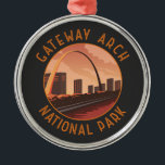 Adorno Metálico Parque nacional del Arco de la Puerta de Enlace Ci<br><div class="desc">Diseño de ilustraciones vectoriales de Gateway Arch. El Parque Nacional Gateway Arch es un parque nacional americano ubicado en St. Louis,  Misuri,  cerca del punto de partida de la Expedición Lewis y Clark.</div>