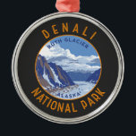 Adorno Metálico Parque nacional Denali Círculo de angustia retro<br><div class="desc">Diseño de arte vectorial denali. El parque tiene terreno de tundra,  bosque de abetos y glaciares,  el parque alberga vida silvestre incluyendo osos pardos,  lobos,  alces,  caribú y ovejas de Dall.</div>