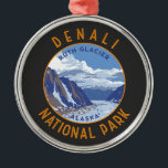 Adorno Metálico Parque nacional Denali Círculo de angustia retro<br><div class="desc">Diseño de arte vectorial denali. El parque tiene terreno de tundra,  bosque de abetos y glaciares,  el parque alberga vida silvestre incluyendo osos pardos,  lobos,  alces,  caribú y ovejas de Dall.</div>