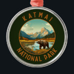 Adorno Metálico Parque nacional Katmai: Circulo de angustia retro<br><div class="desc">Diseño de ilustraciones vectoriales de Katmai. El Valle de los Diez Mil Humos es un área de flujos de lava y ceniza formada por una erupción volcánica masiva</div>