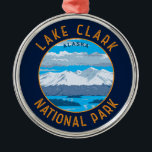 Adorno Metálico Parque nacional Lake Clark Circle retro con proble<br><div class="desc">Diseño artístico vectorial del lago Clark. El parque es una tierra de impresionante belleza. Volcanes de vapor,  salmón cortado,  osos forrajeros y montañas escarpadas reflejan en brillantes lagos turquesa.</div>