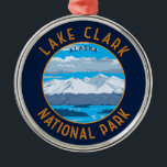 Adorno Metálico Parque nacional Lake Clark Circle retro con proble<br><div class="desc">Diseño artístico vectorial del lago Clark. El parque es una tierra de impresionante belleza. Volcanes de vapor,  salmón cortado,  osos forrajeros y montañas escarpadas reflejan en brillantes lagos turquesa.</div>