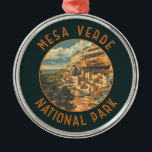 Adorno Metálico Parque nacional Mesa Verde Círculo retro con probl<br><div class="desc">Diseño de arte vectorial de Mesa Verde. El parque es conocido por sus bien conservadas viviendas ancestrales de prestatarios de Puebla,  en particular el inmenso Palacio del Acantilado.</div>