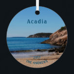 Adorno Metálico Parque nacional Sand Beach Blue Acadia<br><div class="desc">Ornamento Metalizado del Parque Nacional Sand Beach Blue Acadia. La primera parada del Acadia National Park Loop es Sand Beach. Personalice esta hermosa imagen de alta resolución con su nombre familiar y el año que visitó.</div>