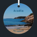 Adorno Metálico Parque nacional Sand Beach Blue Acadia<br><div class="desc">Ornamento Metalizado del Parque Nacional Sand Beach Blue Acadia. La primera parada del Acadia National Park Loop es Sand Beach. Personalice esta hermosa imagen de alta resolución con su nombre familiar y el año que visitó.</div>