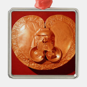 Adorno Metálico Pectoral con un rostro humano