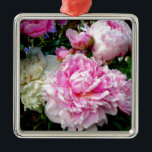 Adorno Metálico peonías florales elegantes clásicas de color rosa<br><div class="desc">Romántico y elegante Peonías rosas y blancas -foto de mi jardín- de H Cooper</div>