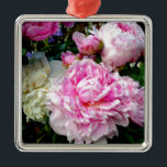 Adorno Metálico peonías florales elegantes clásicas de color rosa<br><div class="desc">Romántico y elegante Peonías rosas y blancas -foto de mi jardín- de H Cooper</div>