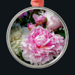 Adorno Metálico peonías florales elegantes clásicas de color rosa<br><div class="desc">Romántico y elegante Peonías rosas y blancas -foto de mi jardín- de H Cooper</div>