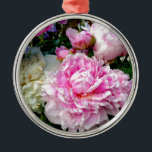 Adorno Metálico peonías florales elegantes clásicas de color rosa<br><div class="desc">Romántico y elegante Peonías rosas y blancas -foto de mi jardín- de H Cooper</div>