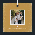 Adorno Metálico Pequeño reno simple copo de nieve<br><div class="desc">Adorna tu árbol de Navidad con un adorno de foto de keepsake! El diseño presenta un adorable reno, tu mejor familia, nuestra foto de pareja enmarcada por suaves ráfagas de nieve, y un espacio para tu nombre familiar. El reverso ofrece espacio para un mensaje personalizado. El color es editable para...</div>