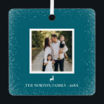 Adorno Metálico Pequeño reno simple copo de nieve foto Personaliza<br><div class="desc">Adorna tu árbol de Navidad con un adorno de foto de keepsake! El diseño presenta un adorable reno, tu mejor familia, nuestra foto de pareja enmarcada por suaves ráfagas de nieve, y un espacio para tu nombre familiar. El reverso ofrece espacio para un mensaje personalizado. El color se puede editar...</div>
