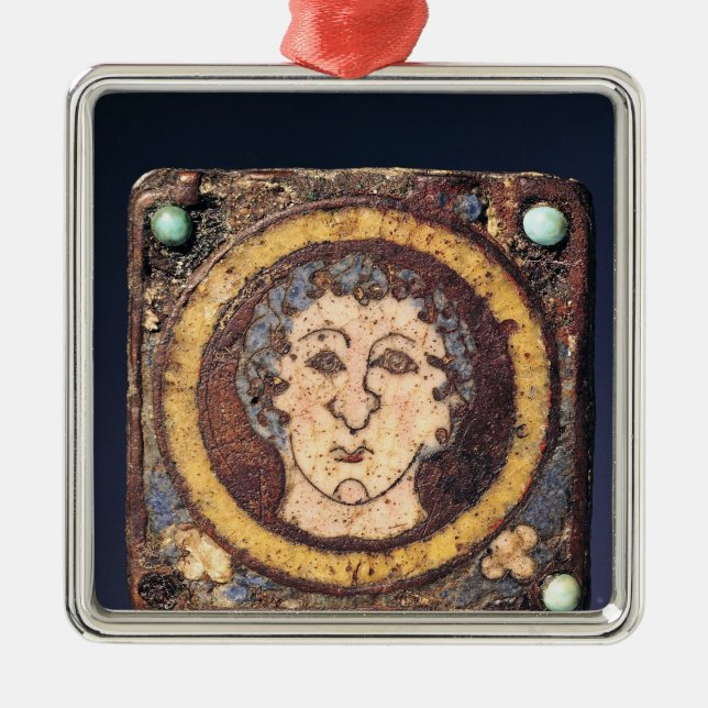 Adorno Metálico Peroné con la cara de un hombre joven (Frente)