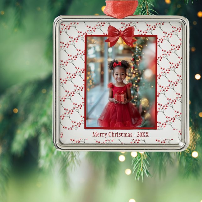 Adorno Metálico Personalización de la foto Feliz Navidad (Beautiful Keepsake Photo Christmas Ornament. Easy to personalize photo and name. Red bow and berries)