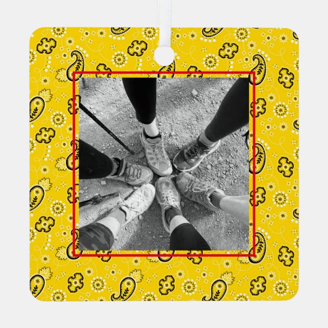 Adorno Metálico Personalizado blanco amarillo Bandana Rojo informa (Reverso )