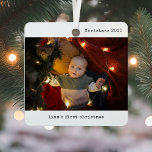 Adorno Metálico Personalizado con la primera Navidad del bebé de f<br><div class="desc">Celebra tu primera temporada de fiestas con el primer ornamento Metalizado de Navidad de Personalized With Photo Baby. Este adorno metalizado a prueba de calor es el recuerdo perfecto para honrar la primera Navidad de su bebé, con dos preciadas fotos familiares que calentarán su corazón año tras año. Con su...</div>