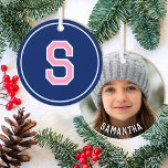 Adorno Metálico Personalizado Nombre de la foto Monogramada Marina<br><div class="desc">Crea tu propio adorno de keepsake con este diseño monocromático. Muestra tipografía de estilo retro vintage, con un tipo de letra clásico de estilo bloque. Esta plantilla incluye dos caras, personalizadas con el nombre inicial del destinatario en un lado y una apreciada foto al revés. También puede incluir un nombre...</div>