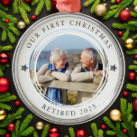 Adorno Metálico Personalizado nuestra primera foto de Navidad reti<br><div class="desc">Personaliza este adorno con la foto favorita de tu retiro para crear un adorno de conservas para colgar en tu árbol.</div>