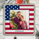 Adorno Metálico Personalizado patriótico Foto Navidades de la band<br><div class="desc">Ornamento navideño con bandera estadounidense. Este adorno de navidad de las estrellas patrióticas y las rayas de los estados unidos será un tesoro. El ornamento es de doble cara, puedes hacer dos fotos favoritas, una a cada lado. Perfecto para el ejército, la familia patriótica y todos los que aman la...</div>