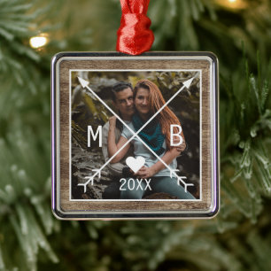 Adorno Metálico Personalizado Rustic Monogrammed Love Heart Arrows