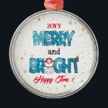 Adorno Metálico Personalizar Feliz Y Brillante<br><div class="desc">Ornamento Metalizado de Merry and Bright Personalizar - Producto personalizado - (Escriba BOKI412 en la búsqueda del sitio (navegador) para ver la oferta de todas mis creaciones. ¡Gracias. ) - Vea mis otros productos y colecciones, elija un regalo para usted y sus seres queridos. Gracias por comprar en mi tienda....</div>