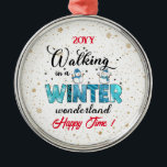 Adorno Metálico Personalizar Winter Wonderland<br><div class="desc">Ornamento Metalizado del Personalizar Winter Wonderland - Producto personalizado - (Escriba BOKI412 en la búsqueda del sitio (navegador) para ver la oferta de todas mis creaciones. ¡Gracias. ) - Vea mis otros productos y colecciones, elija un regalo para usted y sus seres queridos. Gracias por comprar en mi tienda. Vuelve....</div>