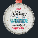 Adorno Metálico Personalizar Winter Wonderland<br><div class="desc">Ornamento Metalizado del Personalizar Winter Wonderland - Producto personalizado - (Escriba BOKI412 en la búsqueda del sitio (navegador) para ver la oferta de todas mis creaciones. ¡Gracias. ) - Vea mis otros productos y colecciones, elija un regalo para usted y sus seres queridos. Gracias por comprar en mi tienda. Vuelve....</div>