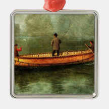 Pesca de una canoa (pescadores en barco de madera)