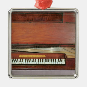 Adorno Metálico Piano cuadrado, 1767 (foto)