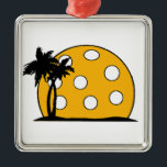 Adorno Metálico Pickleball Beach Sunset<br><div class="desc">Este divertido artículo para el amante del pickleball en su vida seguro que le encantará. Con la bola de pepinillo cayendo en la playa de la isla con las palmeras. Los hará sonreír mientras se niegan a ganar en su próximo partido o torneo.</div>