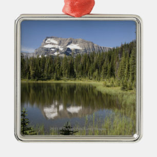 Adorno Metálico Pico de montaña reflejado en un lago