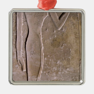 Adorno Metálico Pilar que representa a una mujer que huele una