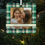 Adorno Metálico Placa verde tradicional 2 árbol de Navidad<br><div class="desc">Celebra la temporada navideña con un único adorno doble para tu árbol de Navidad. Esta decoración especial y personalizada incluye dos fotos, una a cada lado, enmarcada en Navidades tradicionales de yeso verde y coronada con un saludo de plantilla, el nombre de su familia y la fecha. ¡Haz que tu...</div>