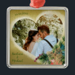 Adorno Metálico Plantilla de fotografía oro personalizado<br><div class="desc">Para el árbol — este adorno especial - único, personalizado realmente especial — un corazón dentro de un corazón — con el nombre de la pareja y la fecha del evento especial. Con unas flores encantadoras. Carga fácilmente tus fotos favoritas para crear este adorno. ¡Qué hermosa idea de regalo para...</div>