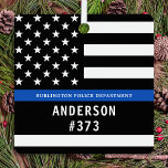Adorno Metálico Policía Personalizada, Aplicación De La Ley De La<br><div class="desc">Brillante policía de la Línea Azul Oficial Ornamento de Navidad - Bandera estadounidense con colores de la bandera de la policía, diseño moderno negro y azul. Personalizar con el nombre de su departamento, y personalizar con el nombre y número de placa de los oficiales de policía. Este adorno personalizado para...</div>