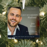 Adorno Metálico Portada de revista del marido más irresistible del<br><div class="desc">¡Celebren su amor con un honesto y sincera agudeza! Nuestro adorno de portada de revista incluye el titular "El marido más irresistible del mundo", lo que lo convierte en la manera perfecta de mostrar aprecio por tu esposo, novio o pareja. Personalizable completo, este ornamento le permite personalizar el nombre, año,...</div>
