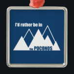Adorno Metálico Preferiría Estar En La Montaña Poconos<br><div class="desc">Las Montañas Pocono,  o Poconos,  abarcan picos,  lagos y valles boscosos en el este de Pensilvania. El Poconos es un destino privilegiado,  con la brecha del agua de Delaware,  las cataratas de Brushkill y el esquí en invierno.</div>
