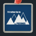 Adorno Metálico Preferiría Estar En La Montaña Poconos<br><div class="desc">Las Montañas Pocono,  o Poconos,  abarcan picos,  lagos y valles boscosos en el este de Pensilvania. El Poconos es un destino privilegiado,  con la brecha del agua de Delaware,  las cataratas de Brushkill y el esquí en invierno.</div>