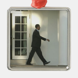 Adorno Metálico Presidente Barack sumido en sus pensamientos mient