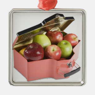 Adorno Metálico Primer de manzanas en una caja