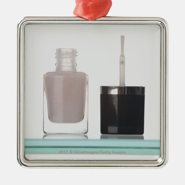 Adorno Metálico Primer de una botella de esmalte de uñas (Frente)