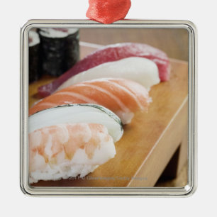 Adorno Metálico Primer del sushi en una tabla
