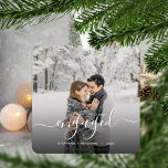 Adorno Metálico Primer guión blanco de foto de Personalizado invol<br><div class="desc">Conmemore su compromiso con este hermoso adorno de conservas moderno. El texto blanco dice "Nuestra primera Navidad comprometida", con la palabra "comprometida" en un elegante guión de escritura a mano con flores antes y después. Reemplace la imagen de ejemplo con su foto favorita y agregue sus nombres y el año....</div>