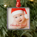 Adorno Metálico Primer Monograma de Guión Rojo de Navidad<br><div class="desc">Personalice el primer ornamento navideño de este bebé con una foto,  sus nombres iniciales y medios y su año de nacimiento. Utilice "Personalizar" para cambiar los colores de texto rojo y blanco,  los tipos de letra y la posición.</div>