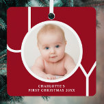 Adorno Metálico Primer Personalizado de Navidad del bebé, foto de<br><div class="desc">Este elegante adorno de foto de primera Navidad de bebé de keepsake está decorado con la palabra JOY en tipografía blanca sobre un fondo rojo. Personalizable fácil con tu foto,  nombre y año.</div>