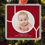 Adorno Metálico Primer Personalizado de Navidad del bebé, foto roj<br><div class="desc">Este elegante adorno de foto de primera Navidad de bebé de keepsake está decorado con la palabra JOY en tipografía blanca sobre un fondo rojo. Personalizable fácil con tu foto,  nombre y año.</div>