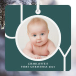 Adorno Metálico Primer Personalizado de Navidad del bebé, Keepsake<br><div class="desc">Este elegante adorno de fotos de primera Navidad de Baby's está decorado con la palabra JOY en tipografía blanca sobre un fondo verde. Personalizable fácil con tu foto,  nombre y año.</div>