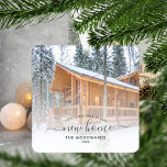 Adorno Metálico Primer Personalizado navideño de nuevo hogar Foto<br><div class="desc">Conmemorar su primera Navidad en su nuevo hogar con este hermoso adorno de keepsake moderno. El texto verde oscuro dice "Primera Navidad en nuestro nuevo hogar", con las palabras "nuevo hogar" en un elegante guión de escritura a mano con flores antes y después. Reemplace la imagen de ejemplo con una...</div>