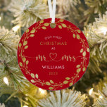 Adorno Metálico Primera foto de guirnalda de Navidad y esposa de o<br><div class="desc">Acepta la alegría de ser marido y mujer durante tu primera Navidad junto con este exquisito marco fotográfico de purpurinas de oro. Este marco captura la esencia de la temporada y el comienzo de tu viaje de toda la vida como pareja casada.</div>