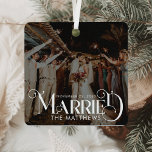 Adorno Metálico Primera fotografía de tipografía mínima casada de<br><div class="desc">Celebra tu primera festividad como pareja casada con el primer ornamento Metalizado de fotografía de tipografía mínima casada de Navidad. Este ornamento combina un diseño limpio y minimalista con escritura a mano y un elegante ambiente navideño vintage, ofreciendo una elegante manera de conmemorar esta ocasión especial. Hecho de metalizado a...</div>
